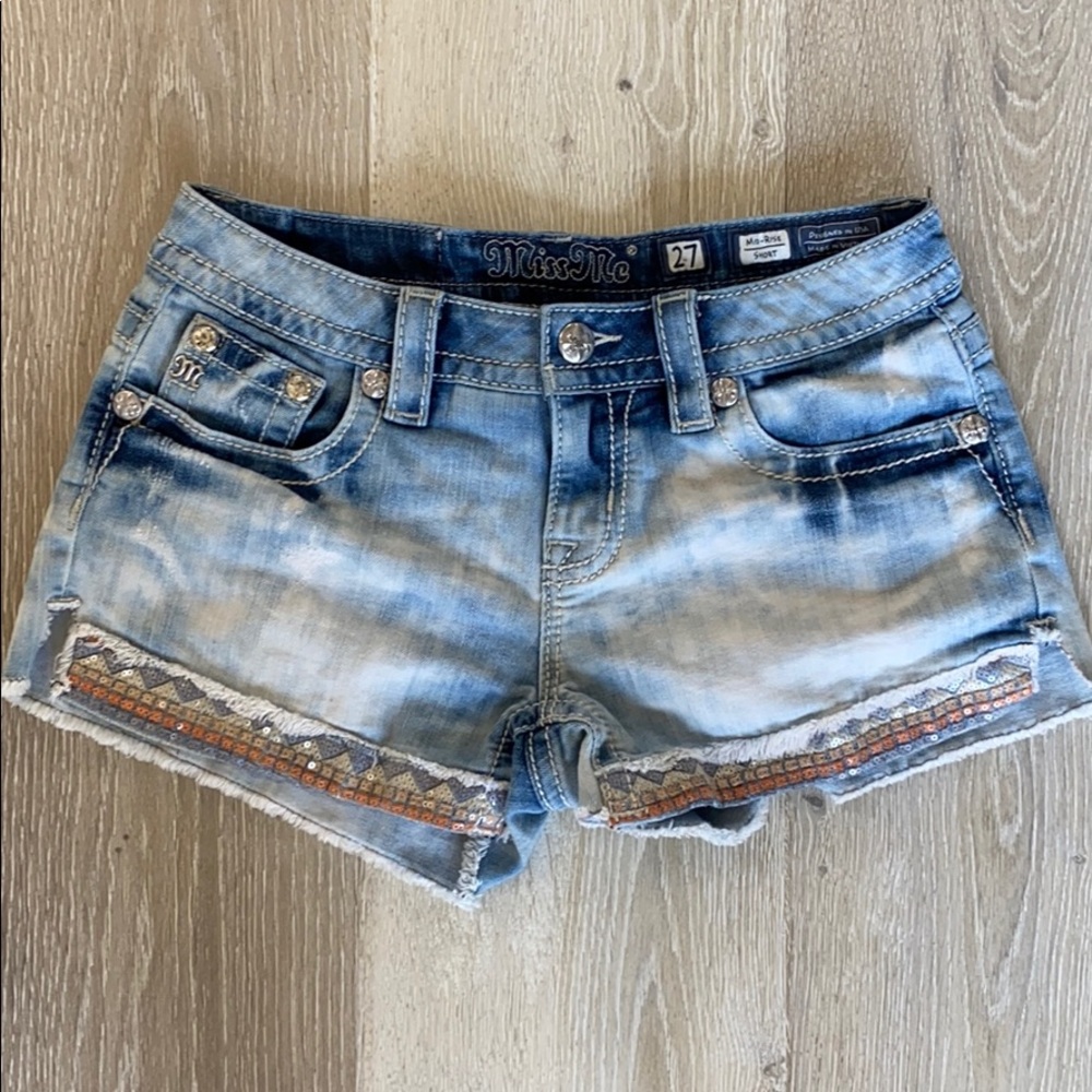Miss Me light wash mid rise shorts size 27